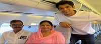 नीरज चोपड़ा ने अपने माता-पिता को फ्लाइट की सवारी करवायी
